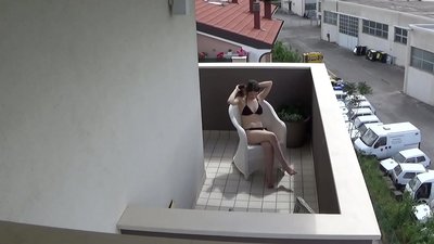 Spioneren op mijn jonge kamergenoot masturberen op het balkon